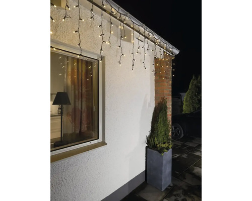 Fasáda domu s LED světelným řetězem pro venkovní použití