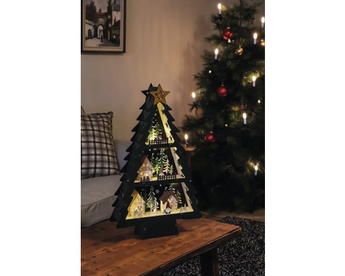 Dekorativní dřevěný vánoční stromek s osvětlením na stole