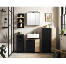 Světlá koupelna s umyvadlem, zrcadlovou skříňkou, spodními skříňkami a policemi v dřevěném dekoru a černé barvě