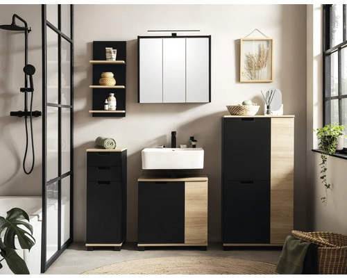 Světlá koupelna s umyvadlem, zrcadlovou skříňkou, spodními skříňkami a policemi v dřevěném dekoru a černé barvě