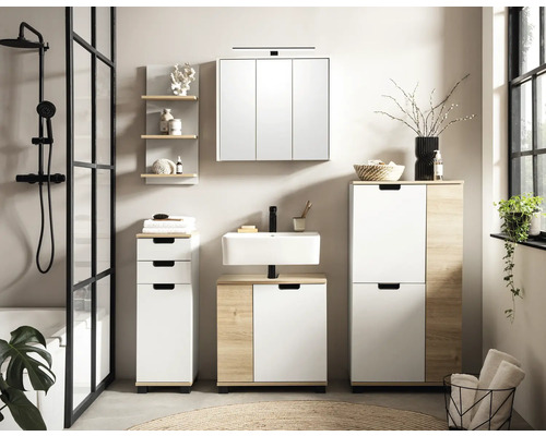 Koupelna s umyvadlem, zrcadlovou skříňkou, vysokou skříňkou a policemi na koupelnové doplňky