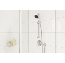 Sprcha s tyčí a držákem na šampon na bílém pozadí