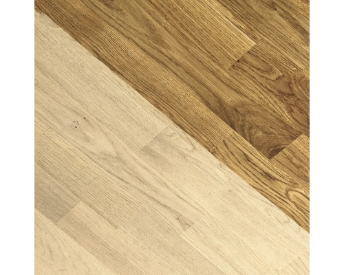 Dřevěná podlaha se dvěma různými povrchovými úpravami