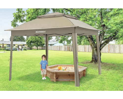 Pískoviště s altánem na zahradě