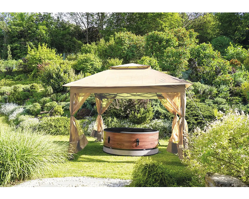 Zahradní pohled s altánem a kulatým koupacím sudem