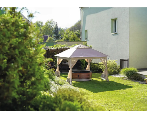 Zahrada s altánem a kulatým koupacím sudem na trávníku