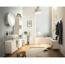 Světlá koupelna s umyvadlem, zrcadlovou skříňkou, komodou, regálem, toaletou a vanou.