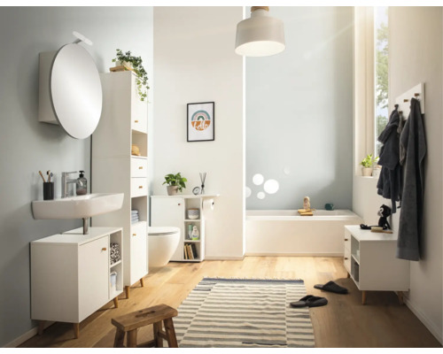 Světlá koupelna s umyvadlem, zrcadlovou skříňkou, komodou, regálem, toaletou a vanou.