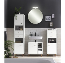 Koupelna s vysokou skříní, spodní skříňkou, umyvadlem a kulatým zrcadlem