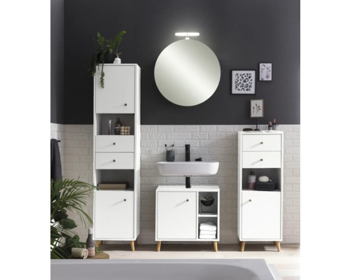 Koupelna s vysokou skříní, spodní skříňkou, umyvadlem a kulatým zrcadlem