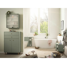 Světlá koupelna s vanou, umyvadlem, zrcadlovou skříňkou a kulatým kobercem