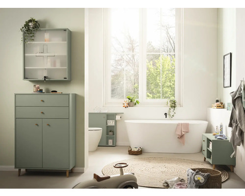 Světlá koupelna s vanou, umyvadlem, zrcadlovou skříňkou a kulatým kobercem