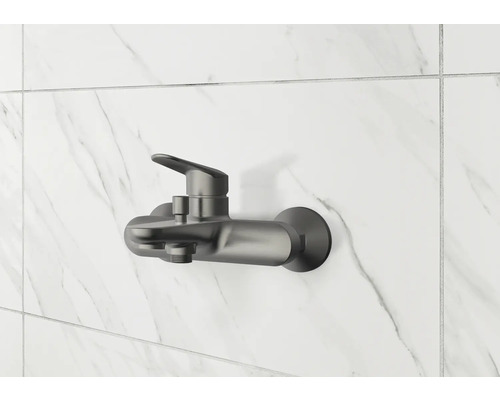 Nástěnná sprchová baterie na obložené stěně