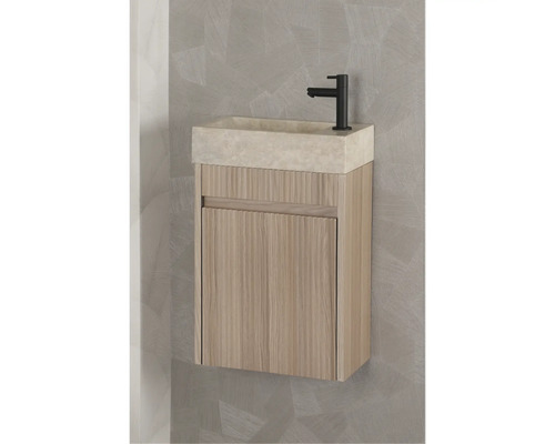 Umyvadlo se skříňkou, baterií a dřevěnou strukturou