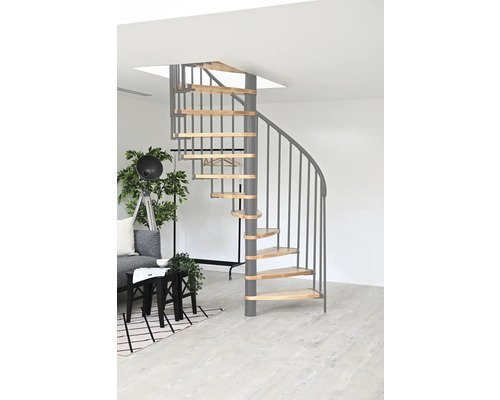 Točité schodiště s dřevěnými stupni v moderním obývacím pokoji