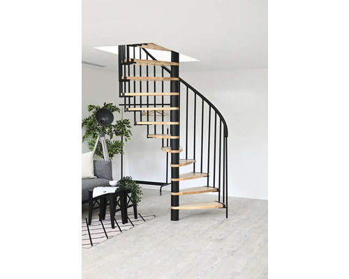 Točité schodiště z kovu a dřeva v obývacím pokoji