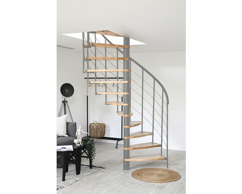 Pohled do místnosti s kovovým a dřevěným točitým schodištěm.