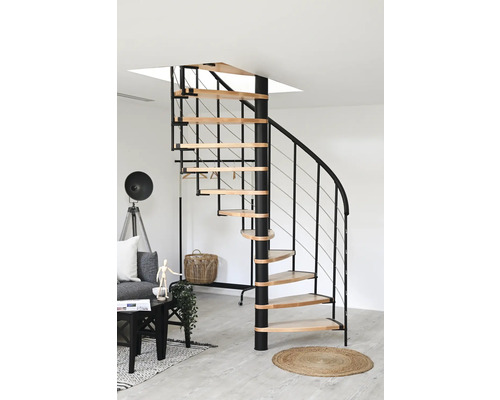 Točité schodiště z oceli a dřeva v obývacím pokoji.