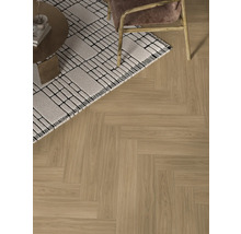 Podlaha s kobercem, židlí a stolem