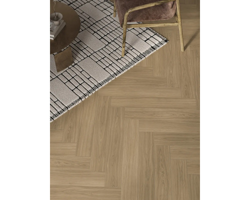 Podlaha s kobercem, židlí a stolem