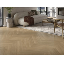 Obývací pokoj se světlou dřevěnou podlahou se vzorem rybí kosti, pohovkou a kobercem