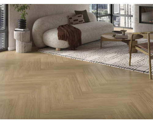 Obývací pokoj se světlou dřevěnou podlahou se vzorem rybí kosti, pohovkou a kobercem