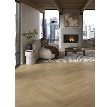 Světlý obývací pokoj s parketovou podlahou ve vzoru rybí kosti, krbem a výhledem na město.