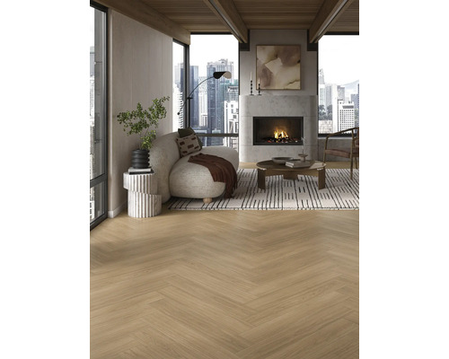 Světlý obývací pokoj s parketovou podlahou ve vzoru rybí kosti, krbem a výhledem na město.