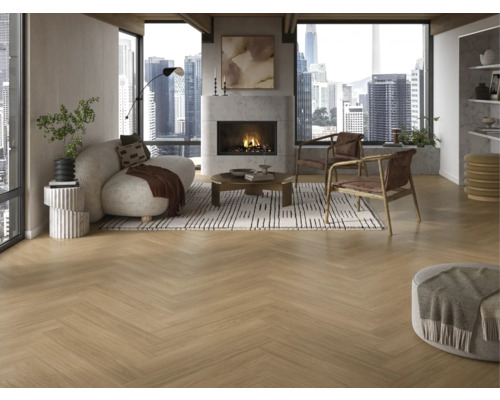 Světlý obývací pokoj s parketami ve vzoru rybí kosti, krbem a velkými okny s výhledem na město