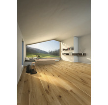 Světlá místnost s dřevěnou podlahou, velkým oknem a výhledem do přírody