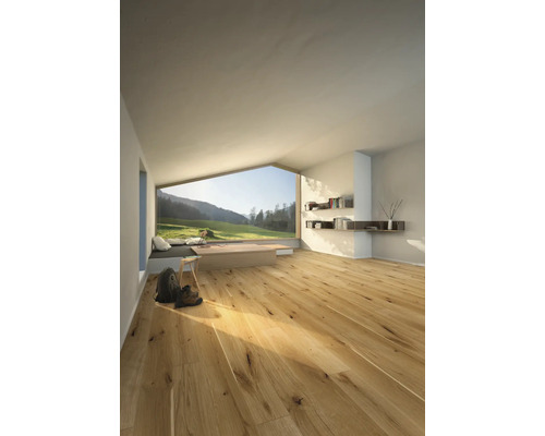 Světlá místnost s dřevěnou podlahou, velkým oknem a výhledem do přírody