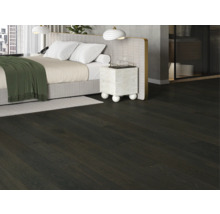 Ložnice s tmavou dřevěnou podlahou.