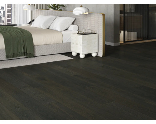 Ložnice s tmavou dřevěnou podlahou.