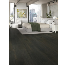 Ložnice s tmavou dřevěnou podlahou, postelí a výhledem na město