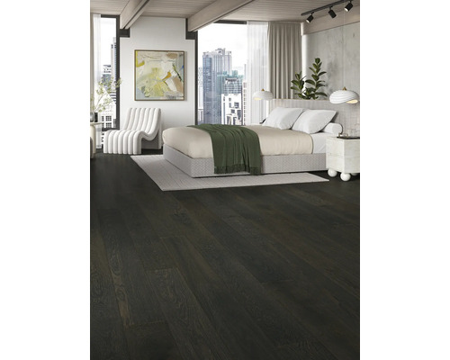 Ložnice s tmavou dřevěnou podlahou, postelí a výhledem na město