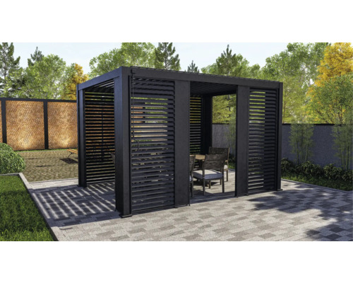Černá lamelová pergola se zahradním stolem a židlemi na terase.