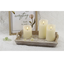 Dekorativní LED svíčky na dřevěném podnosu s rámovanou nástěnnou dekorací