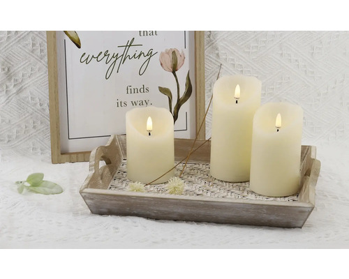 Dekorativní LED svíčky na dřevěném podnosu s rámovanou nástěnnou dekorací