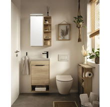 Světlá koupelna s umyvadlem, zrcadlovou skříňkou, toaletou a policemi v přírodním designu