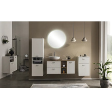 Moderní koupelna s umyvadlem, zrcadlovou skříňkou, závěsnou skříňkou a osvětlením pro světlé a přátelské prostředí.