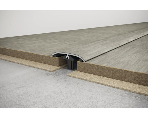 Nainstalovaný přechodový profil mezi dvěma podlahovými krytinami