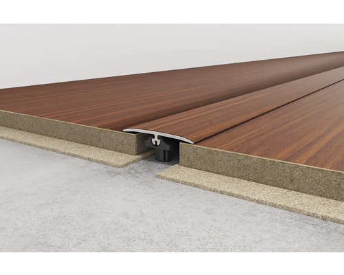 Instalovaný přechodový profil mezi dvěma dřevěnými podlahami