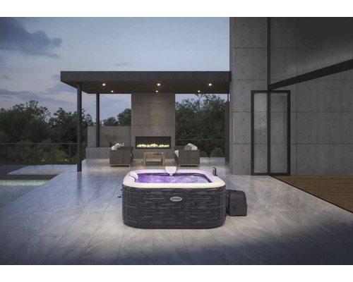 Nafukovací vířivka na terase s posezením a krbem