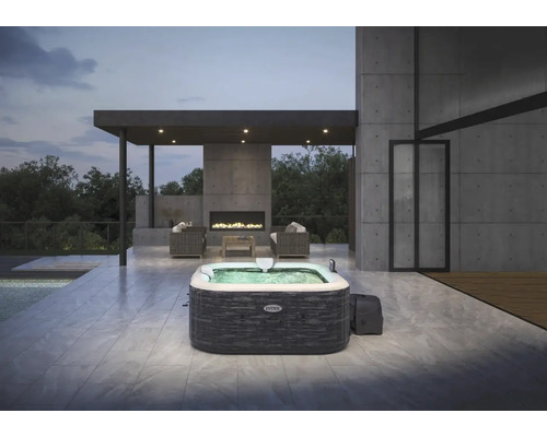 Nafukovací vířivka venku s logem Intex před moderním domem.