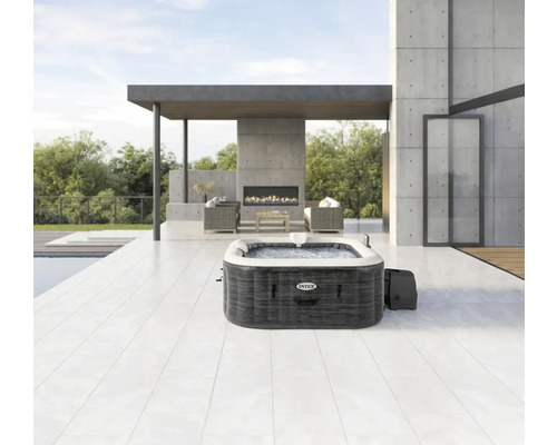 Vířivka Intex na terase s moderním designem