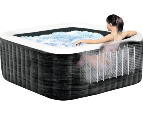 Nafukovací vířivka se ženou ve vodě pro relaxaci.