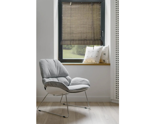 Okno s bambusovou roletou a křeslem