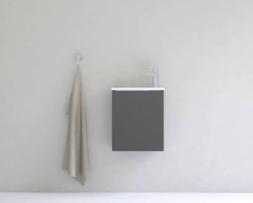 Skříňka pod umyvadlo s kohoutkem a ručníkem na stěně