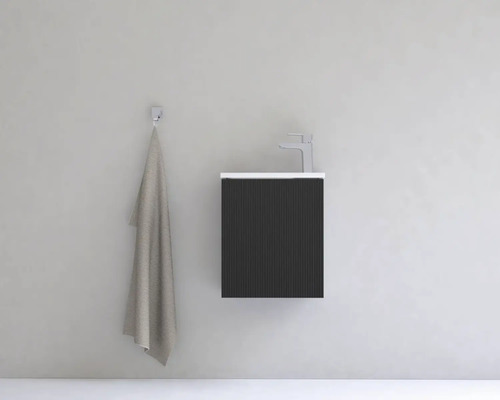 Skříňka pod umyvadlo s baterií a ručníkem na zdi