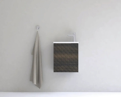 Umyvadlo s vodovodní baterií a ručníkem